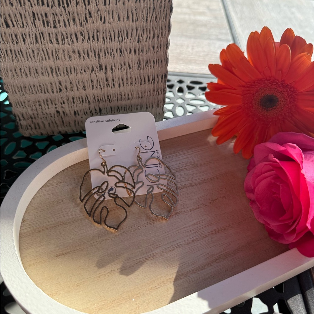 Gold Leaf Earrings 🤍